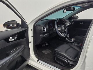2023 Kia K3 II Рестайлинг, белый, 1600000 рублей, вид 5