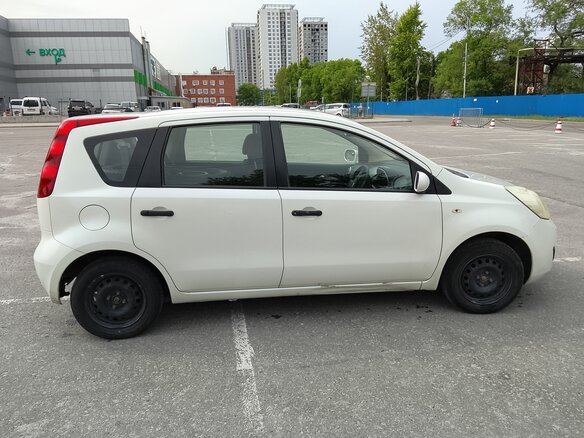 2010 Nissan Note I Рестайлинг, белый, 560000 рублей - вид 2