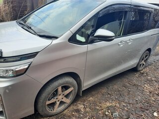 2017 Toyota Voxy III (R80) Рестайлинг, серый, 2400000 рублей, вид 3