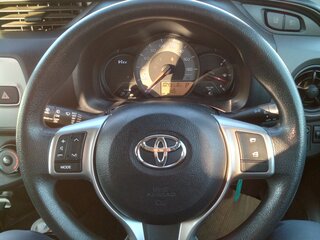 2011 Toyota Vitz III (XP130), белый, 968000 рублей, вид 5