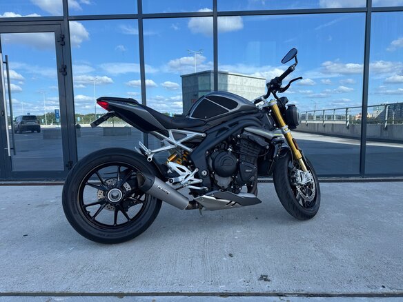 2021 Triumph Speed Triple, серый, 1200000 рублей - вид 9