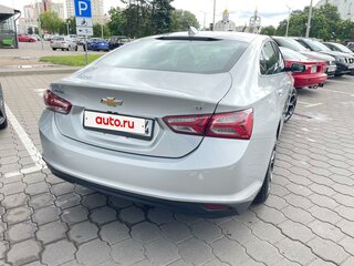 2021 Chevrolet Malibu IX Рестайлинг, серебристый, 1120000 рублей, вид 4