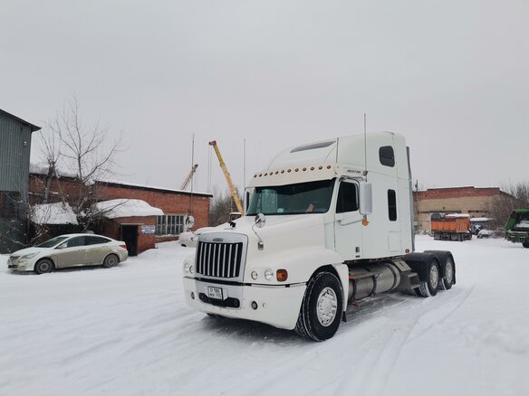 2000 Freightliner Century Class, белый, 3000000 рублей - вид 1