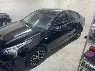 2021 Kia Rio IV Рестайлинг, чёрный, 1800000 рублей, вид 5
