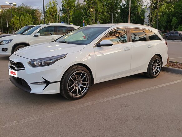 2021 Kia Ceed III Рестайлинг, белый, 1399999 рублей