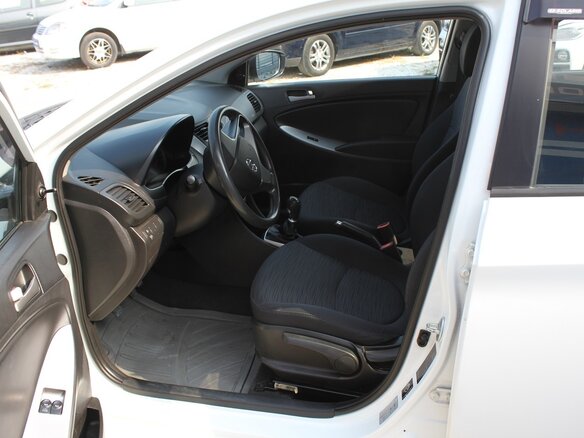 2015 Hyundai Solaris I Рестайлинг, белый, 890000 рублей - вид 1