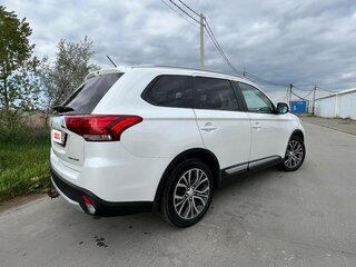 2015 Mitsubishi Outlander III Рестайлинг 2, белый, 1650000 рублей, вид 4