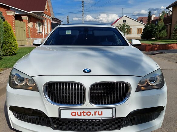 2011 BMW 7 серии 750i V (F01/F02/F04), белый, 5000000 рублей - вид 2