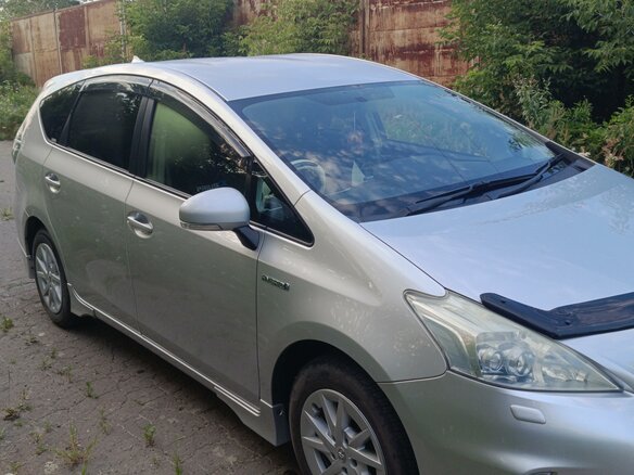 2011 Toyota Prius Alpha I (ZVW40/41), серебристый, 1380000 рублей