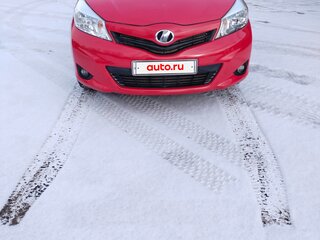 2011 Toyota Vitz III (XP130), красный, 650000 рублей, вид 2