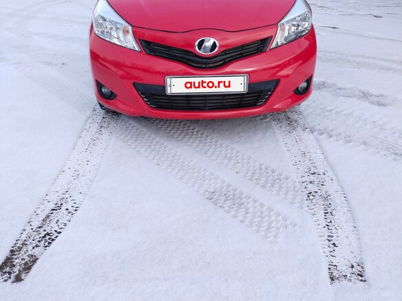 2011 Toyota Vitz III (XP130), красный, 650000 рублей - вид 1