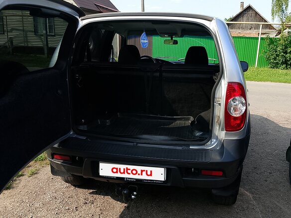 2011 Chevrolet Niva I Рестайлинг, серебристый, 465000 рублей - вид 2