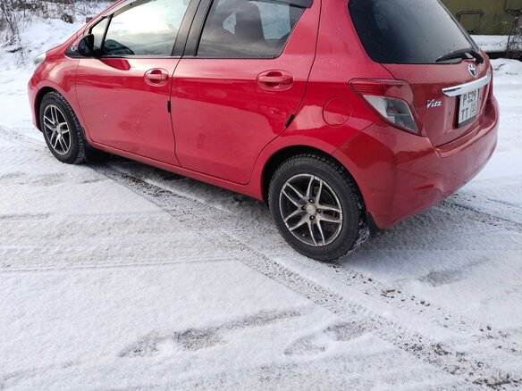 2011 Toyota Vitz III (XP130), красный, 650000 рублей - вид 5