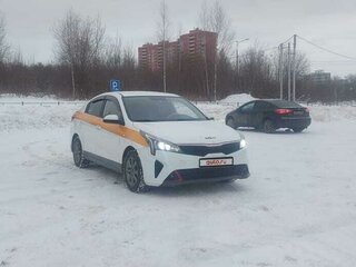 2021 Kia Rio IV Рестайлинг, белый, 1400000 рублей, вид 2