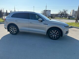 2021 Volkswagen Touareg III, коричневый, 7800000 рублей, вид 3