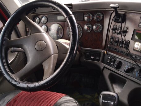 2002 Freightliner Century Class, красный, 2500000 рублей, вид 3