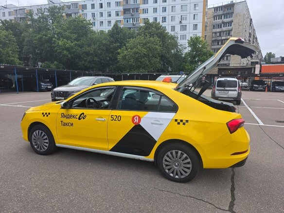 2021 Skoda Rapid II, жёлтый, 900000 рублей - вид 4