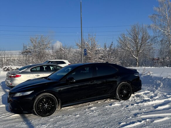 2021 Toyota Camry VIII (XV70) Рестайлинг, чёрный, 3400000 рублей - вид 1