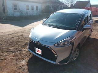 2019 Toyota Sienta II Рестайлинг, серебристый, 1700000 рублей, вид 2