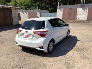 2017 Toyota Vitz III (XP130) Рестайлинг 2, белый, 860000 рублей, вид 3