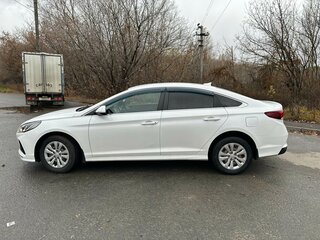 2019 Hyundai Sonata VII (LF) Рестайлинг, белый, 1750000 рублей, вид 4