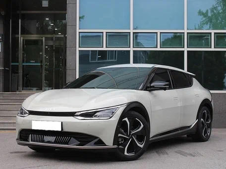 2023 Kia EV6 Standard Range I, белый, 3170000 рублей, вид 1
