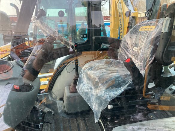2023 New Holland B80B, жёлтый - вид 16