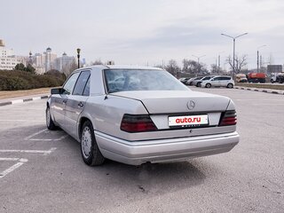1994 Mercedes-Benz E-Класс 220 I (W124), серебристый, 380000 рублей, вид 5