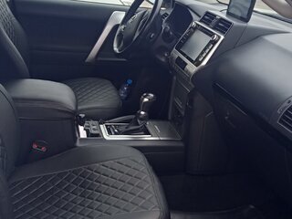 2018 Toyota Land Cruiser Prado 150 Series Рестайлинг 2, белый, 7000000 рублей, вид 4
