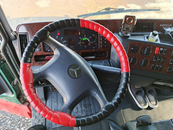 2000 Mercedes-Benz Actros, красный, 2000000 рублей - вид 23