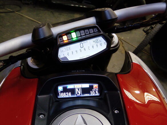 2011 Ducati Diavel, красный - вид 9