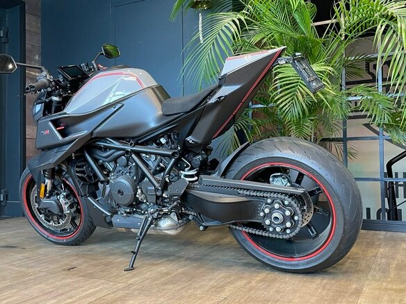 2024 KTM 1290 Super Duke R Evo, серый, 3700000 рублей - вид 9