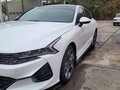 2020 Kia K5 III, белый, 2700000 рублей - вид 1