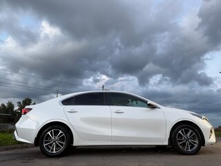 2022 Kia Cerato IV Рестайлинг, белый, 2050000 рублей, вид 3
