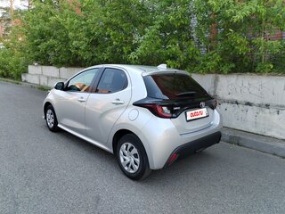 2020 Toyota Yaris IV, серебристый, 970000 рублей, вид 4