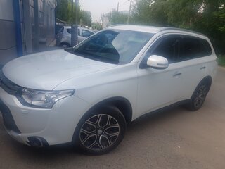2014 Mitsubishi Outlander III Рестайлинг, белый, 1700000 рублей, вид 1
