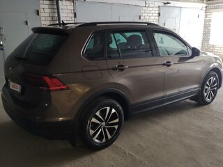 2019 Volkswagen Tiguan II, коричневый, 2200000 рублей, вид 2