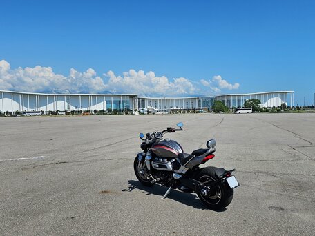2021 Triumph Rocket 3, серый, 2200000 рублей, вид 2