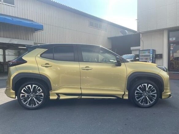 2022 Toyota Yaris Cross I, золотистый - вид 3
