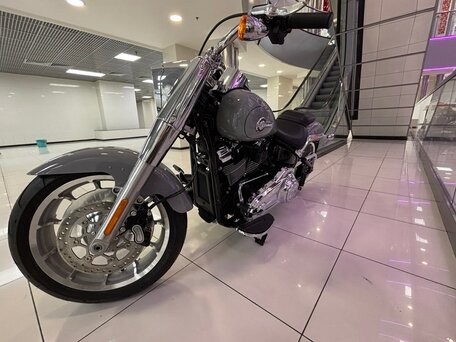 2024 Harley-Davidson Fat Boy, серый, 2550000 рублей, вид 4