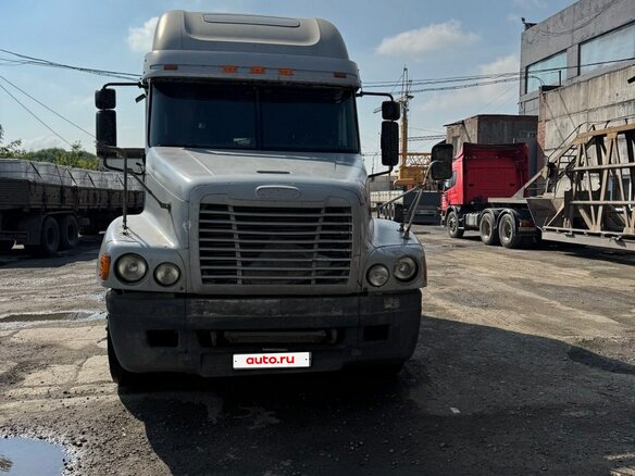 2002 Freightliner Century Class, серебристый, 1050000 рублей - вид 1