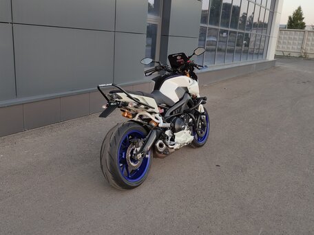 2018 Yamaha MT-09 (FZ-09), белый, 800000 рублей, вид 4