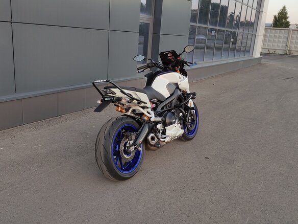 2018 Yamaha MT-09 (FZ-09), белый, 800000 рублей - вид 3