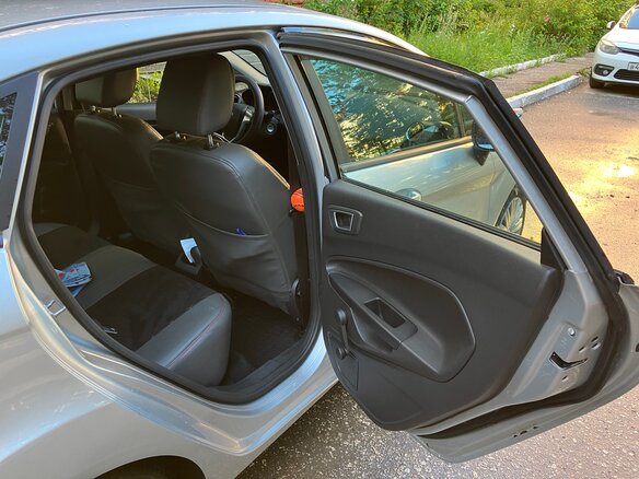 2016 Ford Fiesta Mk6 Рестайлинг, серебристый, 850000 рублей - вид 25