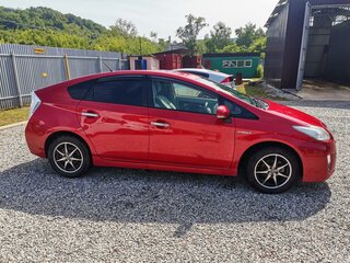 2010 Toyota Prius III (XW30), красный, 1100000 рублей, вид 3