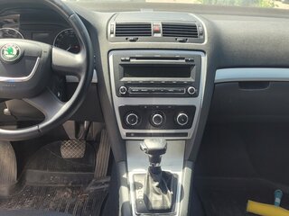 2011 Skoda Octavia II (A5) Рестайлинг, белый, 940000 рублей, вид 4