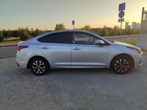 2017 Hyundai Solaris II, серебристый, 790000 рублей - вид 3