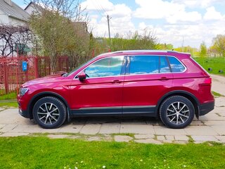 2018 Volkswagen Tiguan II, красный, 2122620 рублей, вид 4
