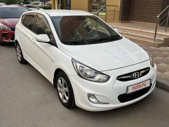 2013 Hyundai Solaris I, белый, 900000 рублей