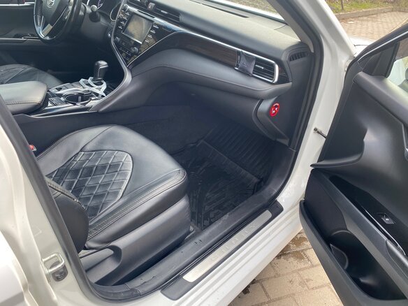 2018 Toyota Camry VIII (XV70), белый, 2250000 рублей - вид 2